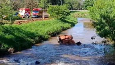 Fotos de Mãe morre após carro capotar e cair no Rio Toledo, no Paraná, com três filhas