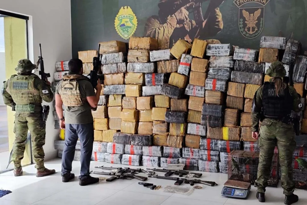 Mais de 3,5 toneladas de maconha e fuzis são apreendidos em operação em Icaraíma Foto 1 Fotos de Mais de 3,5 toneladas de maconha e fuzis são apreendidos em operação em Icaraíma