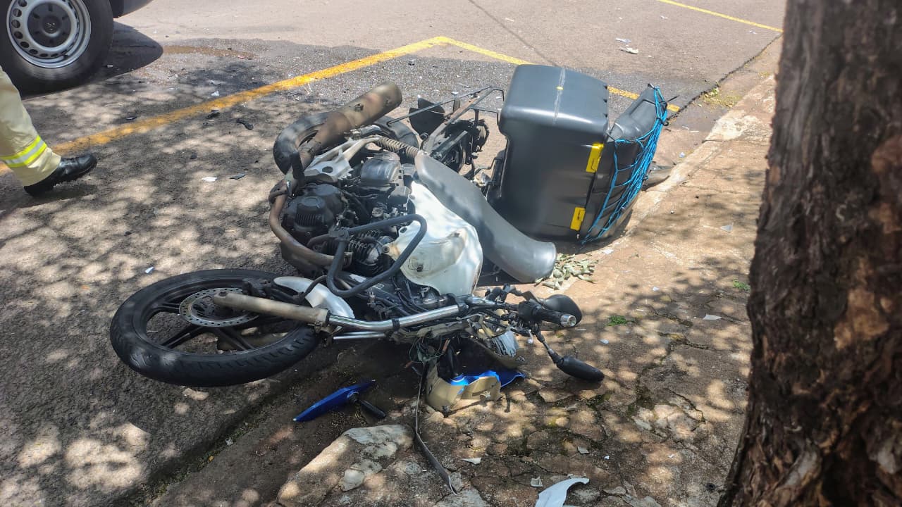 Fotos de Motociclista de 28 anos fica gravemente ferido em acidente na Zona 6 de Maringá