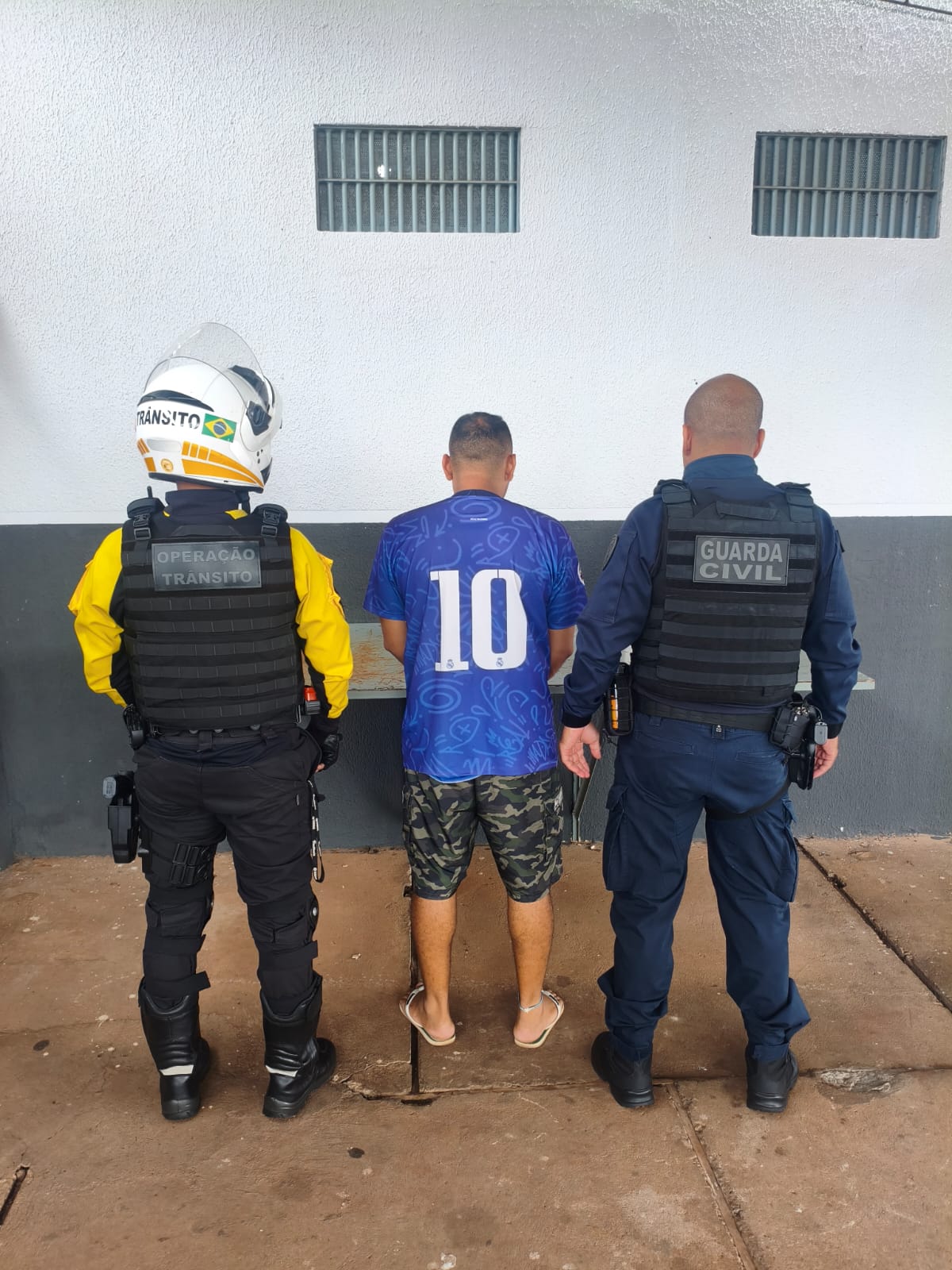 Fotos de Motociclista é preso após desrespeitar faixa exclusiva de ônibus, fugir e ameaçar agente em Maringá; Veja o vídeo