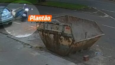 Fotos de Motociclista embriagado perde o controle e atinge contêiner de entrulho em Maringá; câmeras registraram o acidente
