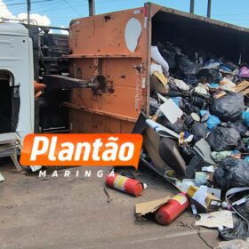 Fotos de Motorista da coleta seletiva corre risco de perder os movimentos das pernas após caminhão tombar em Maringá