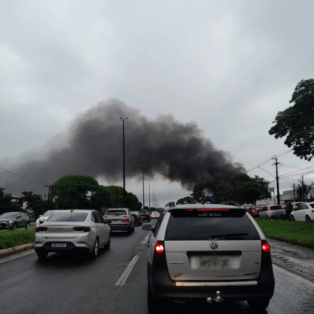 O que se sabe sobre o incêndio que atingiu distribuidora de peças de caminhão em Maringá; vídeo Foto 1 Fotos de O que se sabe sobre o incêndio que atingiu distribuidora de peças de caminhão em Maringá; vídeo