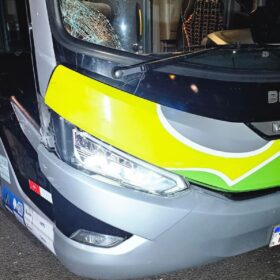 Fotos de Pedestre fica gravemente ferido após ser atropelado por ônibus na PR-317, na região de Maringá