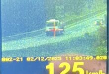 Fotos de PRF flagra caminhão a 125 km/h e com placa "escondida" na BR-116 no Paraná