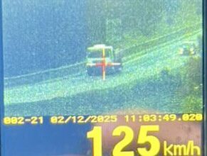 Fotos de PRF flagra caminhão a 125 km/h e com placa "escondida" na BR-116 no Paraná