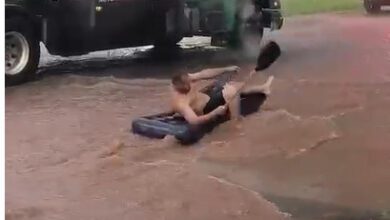 Fotos de Tempestade em Maringá: homem é flagrado ‘remando’ em colchão de ar durante alagamento; veja o vídeo