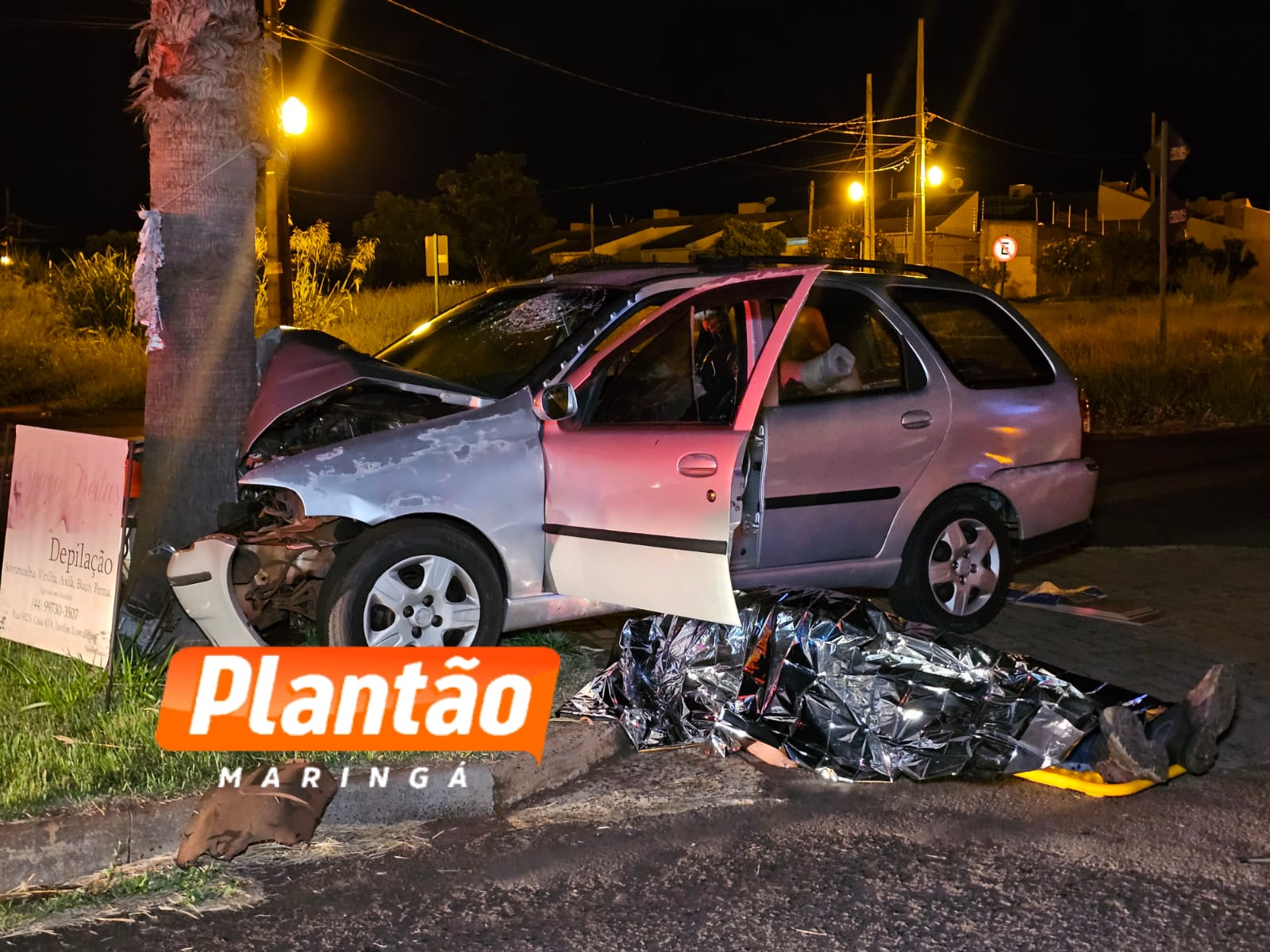 TRAGÉDIA - Homem morre após carro bater contra palmeira no Jardim Ecovale, em Sarandi Foto 1 Fotos de TRAGÉDIA - Homem morre após carro bater contra palmeira no Jardim Ecovale, em Sarandi