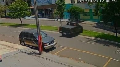 Fotos de Vídeo mostra caminhonete capotando e derrubando árvore em Maringá