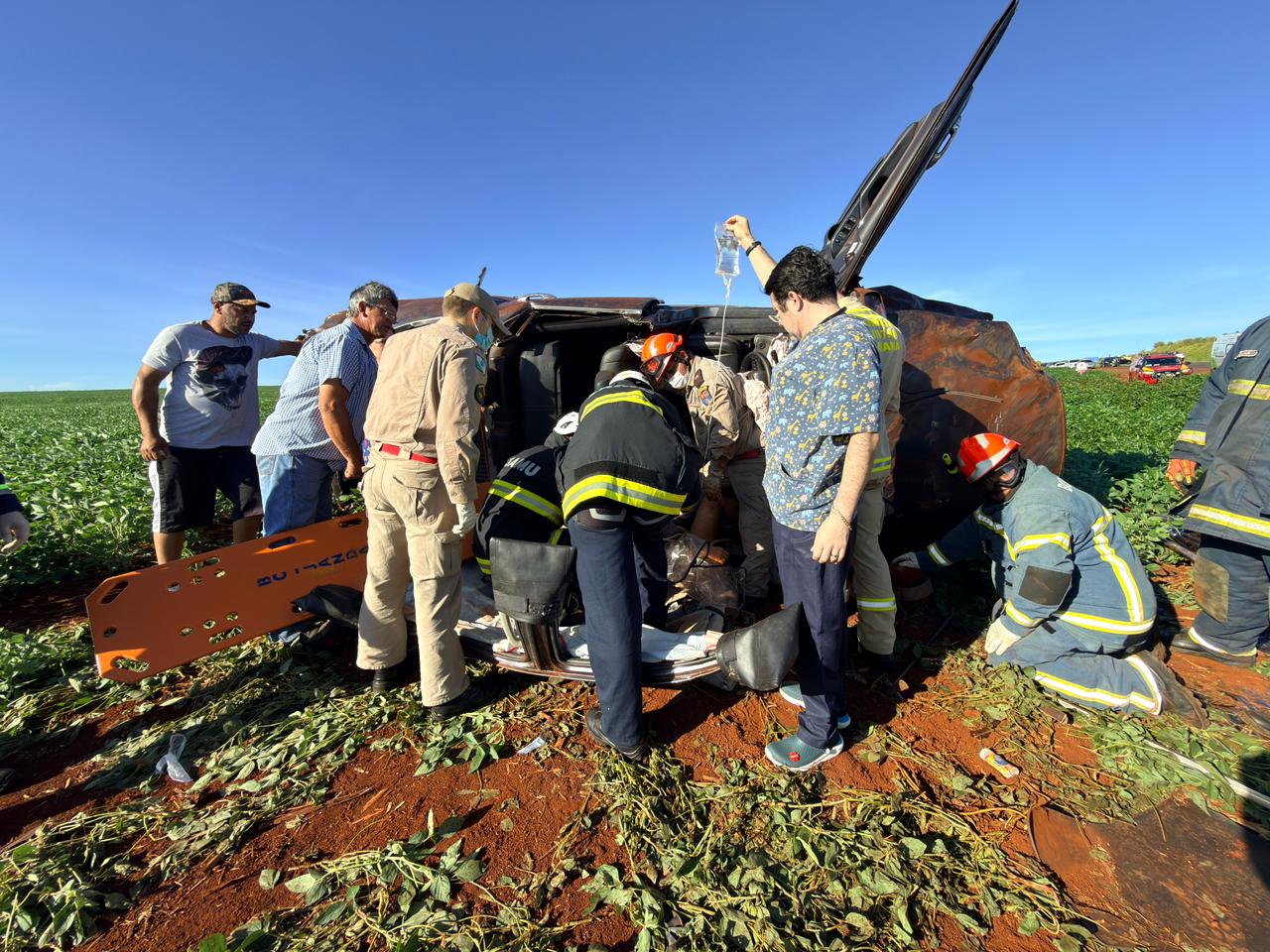 Fotos de Vítima é trazida de helicóptero para Maringá após grave acidente na região; vídeo
