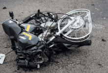 Fotos de Motociclista sofre ferimentos graves após batida em cruzamento, em Maringá; vídeo