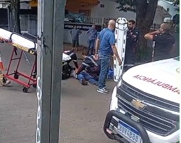 Fotos de Acidente entre carro e motocicleta deixa duas pessoas feridas em Maringá; com vídeo