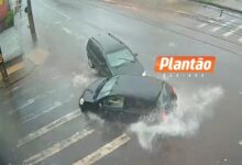 Fotos de Acidente entre dois veículos é registrado em cruzamento de avenidas em Sarandi