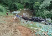 Fotos de Após acidente fatal, 15 são presos por saquear carga durante resgate do corpo