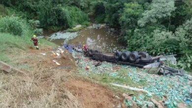 Fotos de Após acidente fatal, 15 são presos por saquear carga durante resgate do corpo