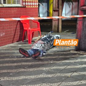 Após retornar de viagem, caminhoneiro é executado a tiros em Mandaguaçu; outro homem fica ferido Foto 2 Fotos de Após retornar de viagem, caminhoneiro é executado a tiros em Mandaguaçu; outro homem fica ferido