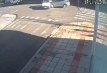 Fotos de Câmera flagra acidente no centro de Maringá; motorista foge após carro invadir casa e criança de 2 anos ficar ferida