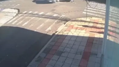Fotos de Câmera flagra acidente no centro de Maringá; motorista foge após carro invadir casa e criança de 2 anos ficar ferida