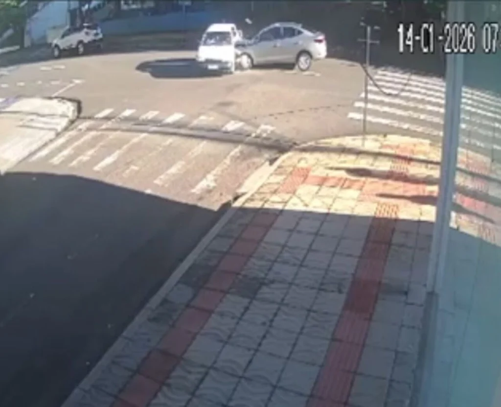 Fotos de Câmera flagra acidente no centro de Maringá; motorista foge após carro invadir casa e criança de 2 anos ficar ferida
