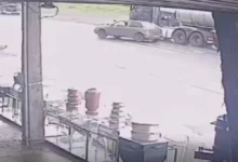 Fotos de Câmera flagra caminhão batendo na traseira de carro no Contorno Sul, em Maringá