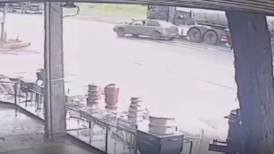 Fotos de Câmera flagra caminhão batendo na traseira de carro no Contorno Sul, em Maringá