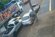 Fotos de Câmera registra acidente envolvendo três veículos na Avenida Colombo, em Maringá