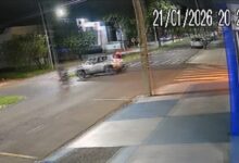 Fotos de Câmera registra grave acidente entre carro e motocicleta em Maringá