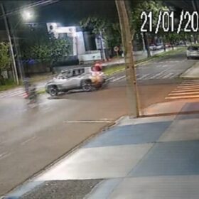 Câmera registra grave acidente entre carro e motocicleta em Maringá Foto 1 Fotos de Câmera registra grave acidente entre carro e motocicleta em Maringá
