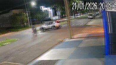 Fotos de Câmera registra grave acidente entre carro e motocicleta em Maringá