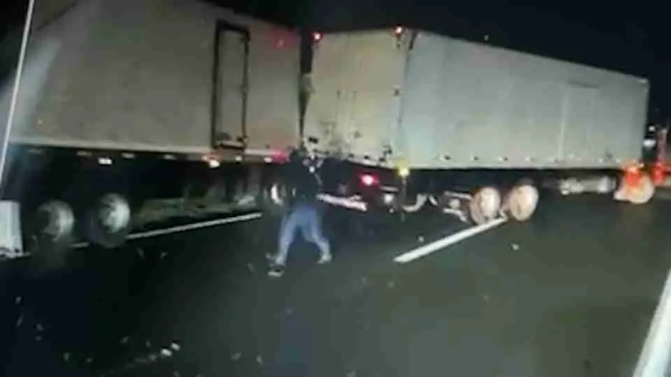 Câmera registra roubo de caminhão antes de acidente no Paraná com seis mortos Foto 1 Fotos de Câmera registra roubo de caminhão antes de acidente no Paraná com seis mortos