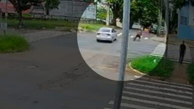 Fotos de Câmeras flagram ciclista avançando sinal vermelho e causando acidente em Maringá