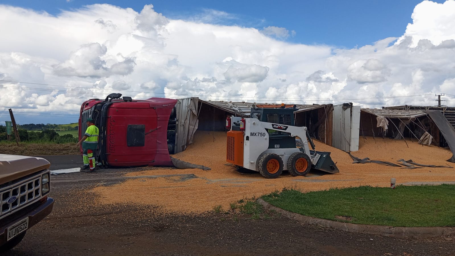 Fotos de Carreta bitrem tomba, espalha carga de milho e provoca congestionamento na BR-376, entre Mandaguari e Maringá; vídeos