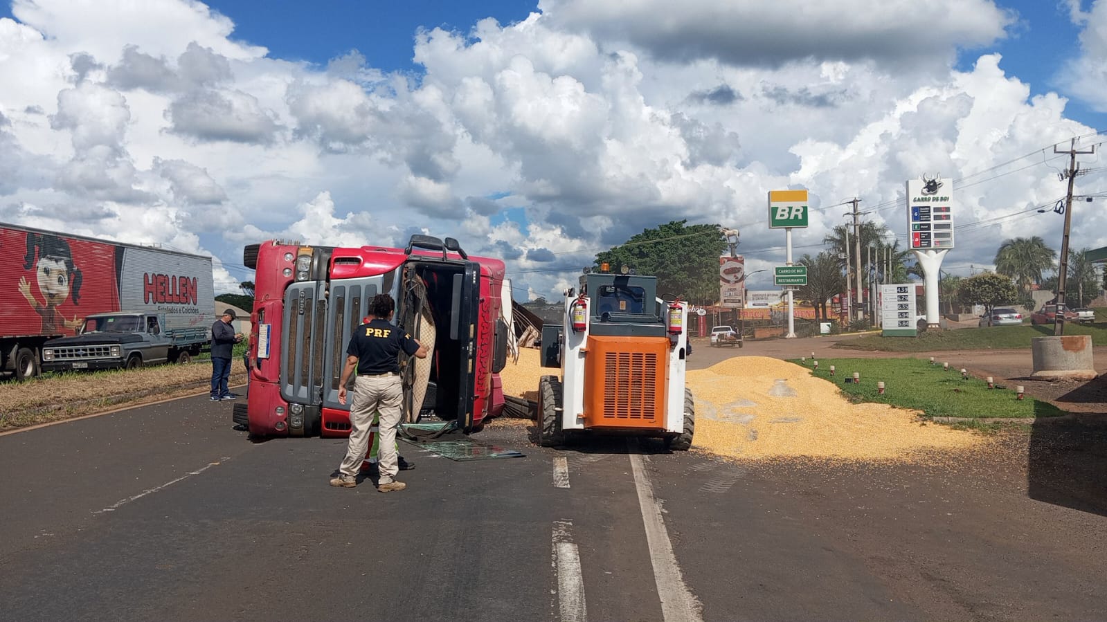 Fotos de Carreta bitrem tomba, espalha carga de milho e provoca congestionamento na BR-376, entre Mandaguari e Maringá; vídeos