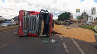 Fotos de Carreta bitrem tomba, espalha carga de milho e provoca congestionamento na BR-376, entre Mandaguari e Maringá; vídeos