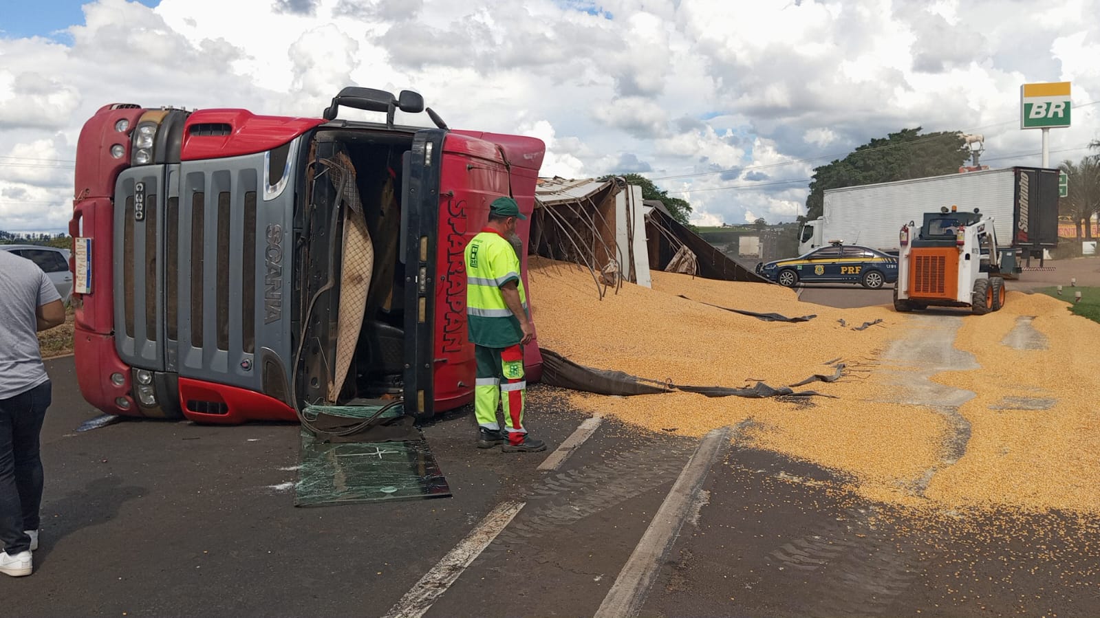 Fotos de Carreta bitrem tomba, espalha carga de milho e provoca congestionamento na BR-376, entre Mandaguari e Maringá; vídeos