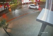 Fotos de Carro atinge árvore com violência na Avenida Guaiapó, deixa adulto e criança feridos em Maringá; vídeo