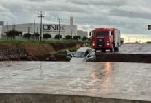 Fotos de Carro cai em trincheira na região de Maringá e deixa quatro feridos