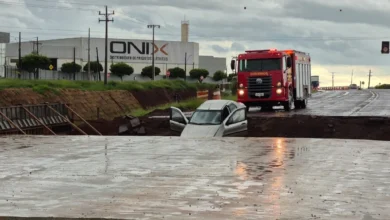 Fotos de Carro cai em trincheira na região de Maringá e deixa quatro feridos
