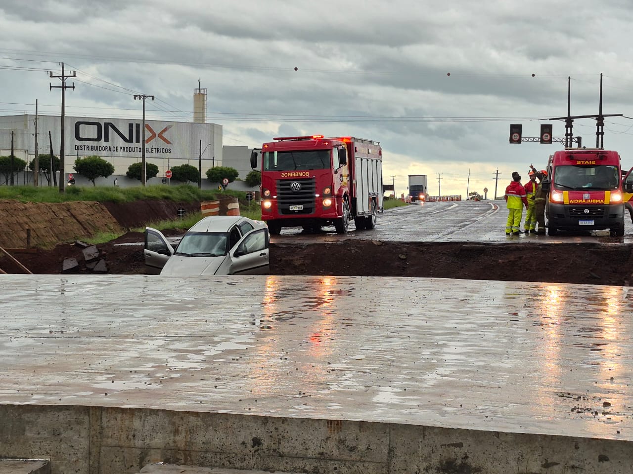 Fotos de Carro cai em trincheira na região de Maringá e deixa quatro feridos