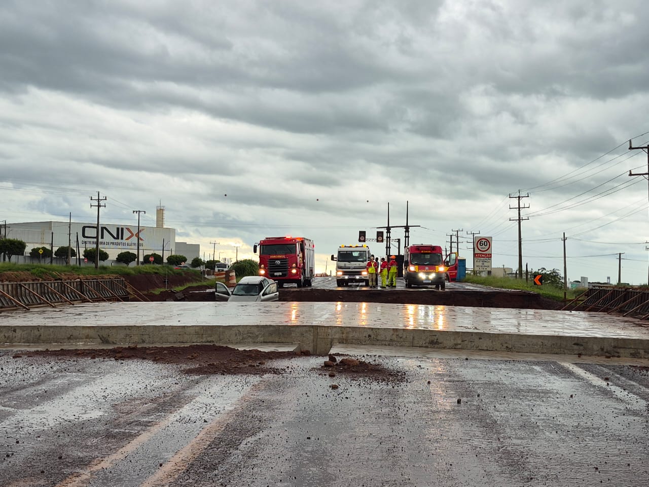 Fotos de Carro cai em trincheira na região de Maringá e deixa quatro feridos