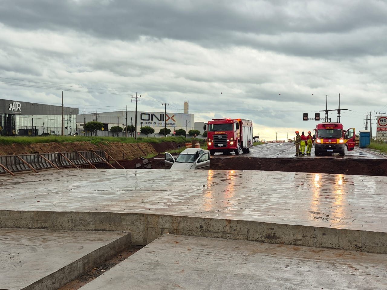 Fotos de Carro cai em trincheira na região de Maringá e deixa quatro feridos