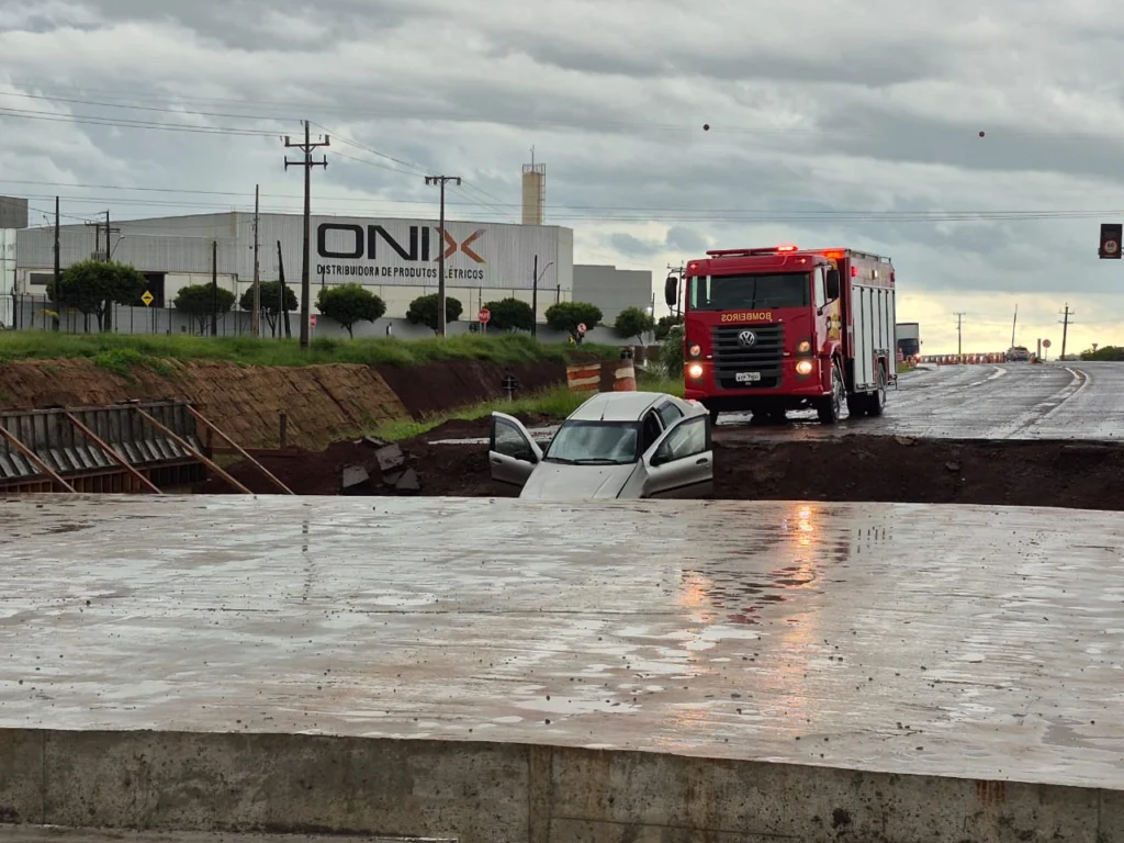 Fotos de Carro cai em trincheira na região de Maringá e deixa quatro feridos