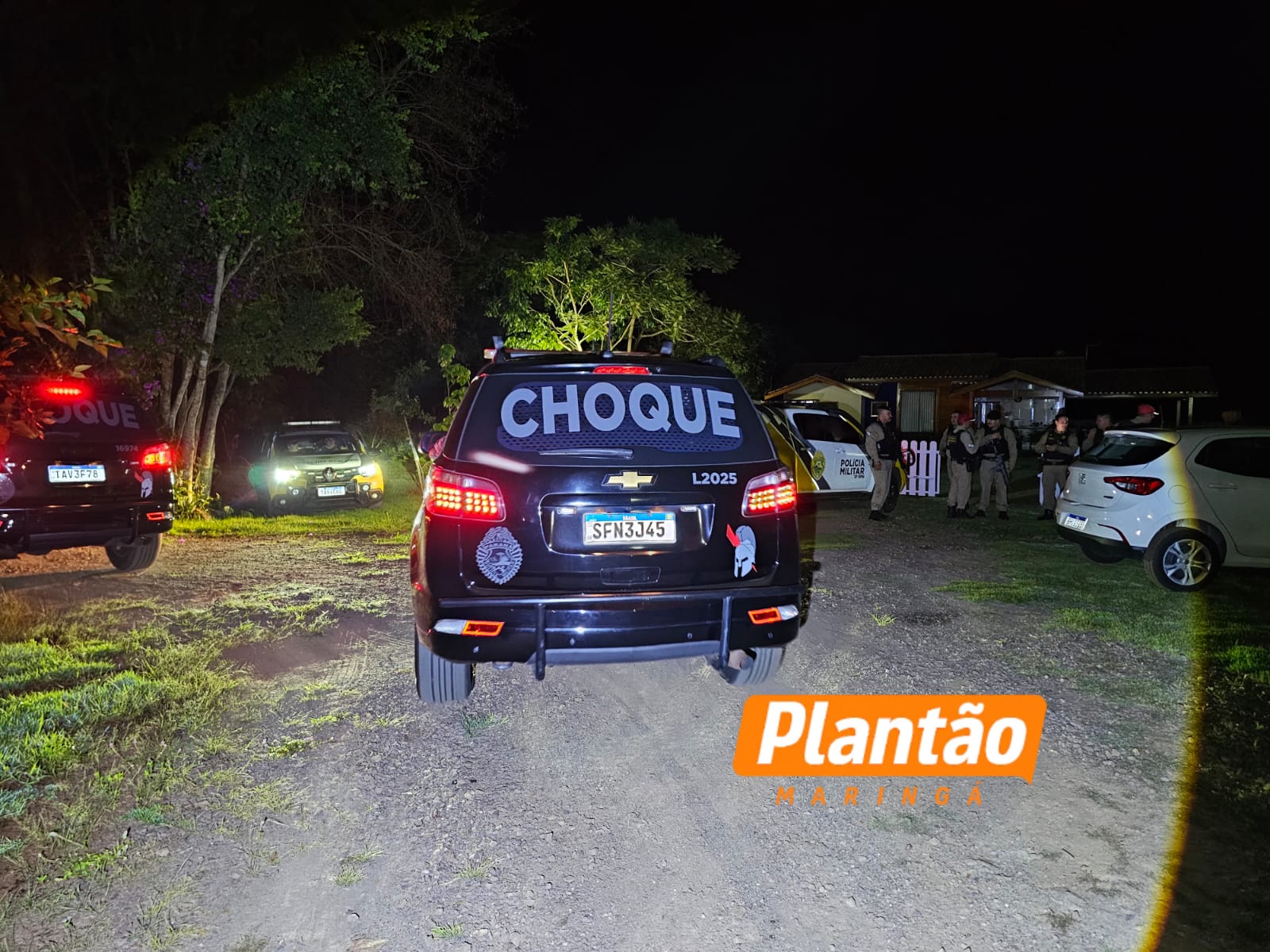 Fotos de Criminosos atiram contra policiais durante roubo a residência rural