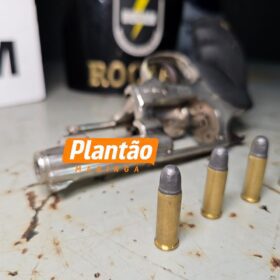 Dupla armada é detida após roubo de moto em Maringá Foto 2 Fotos de Dupla armada é detida após roubo de moto em Maringá