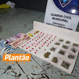 Fotos de GCM prende homem e apreende adolescente por tráfico de drogas em Sarandi