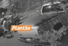 Fotos de Homem é agredido com pauladas na cabeça em Maringá, câmera registrou o crime