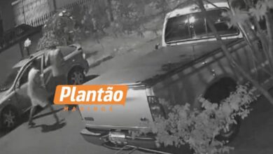 Fotos de Homem é agredido com pauladas na cabeça em Maringá, câmera registrou o crime