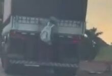 Fotos de Homem é flagrado pegando “rabeira” em carreta no Contorno Sul de Maringá; vídeo