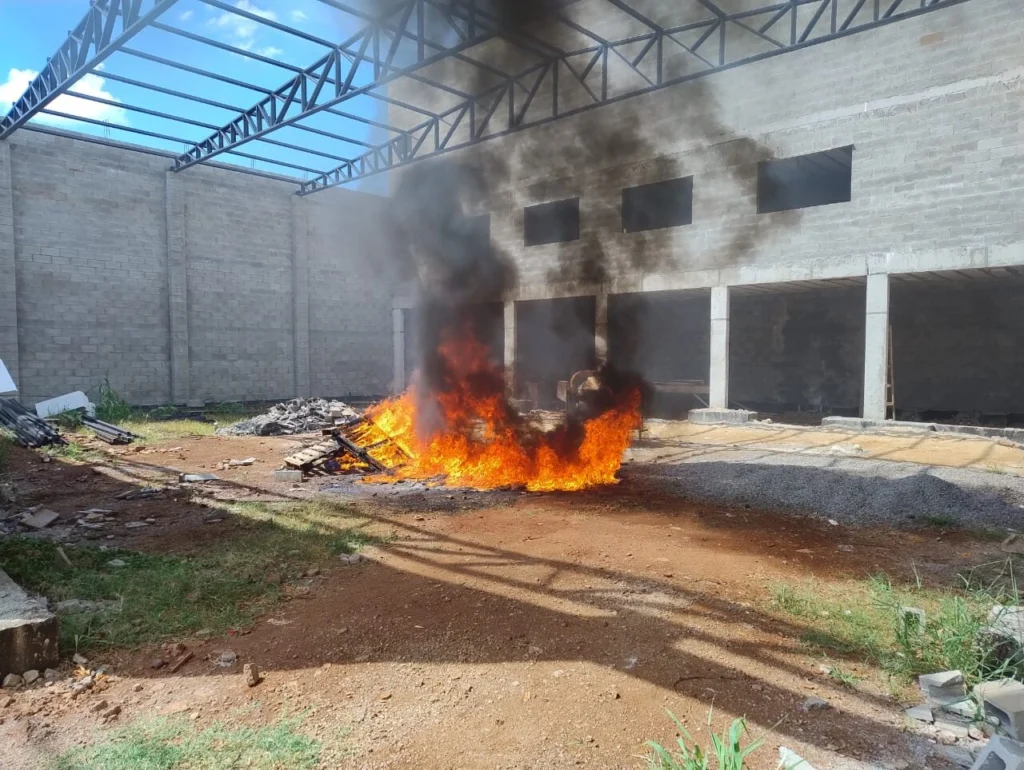 Homem é multado em R$ 5 mil por queimada em imóvel particular em Maringá Foto 1 Fotos de Homem é multado em R$ 5 mil por queimada em imóvel particular em Maringá