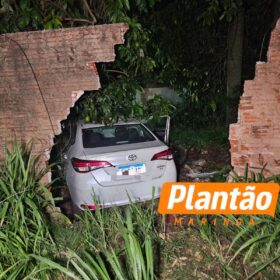 Homem rouba carro, bate contra muro de motel e é preso durante atendimento médico em Maringá Foto 2 Fotos de Homem rouba carro, bate contra muro de motel e é preso durante atendimento médico em Maringá